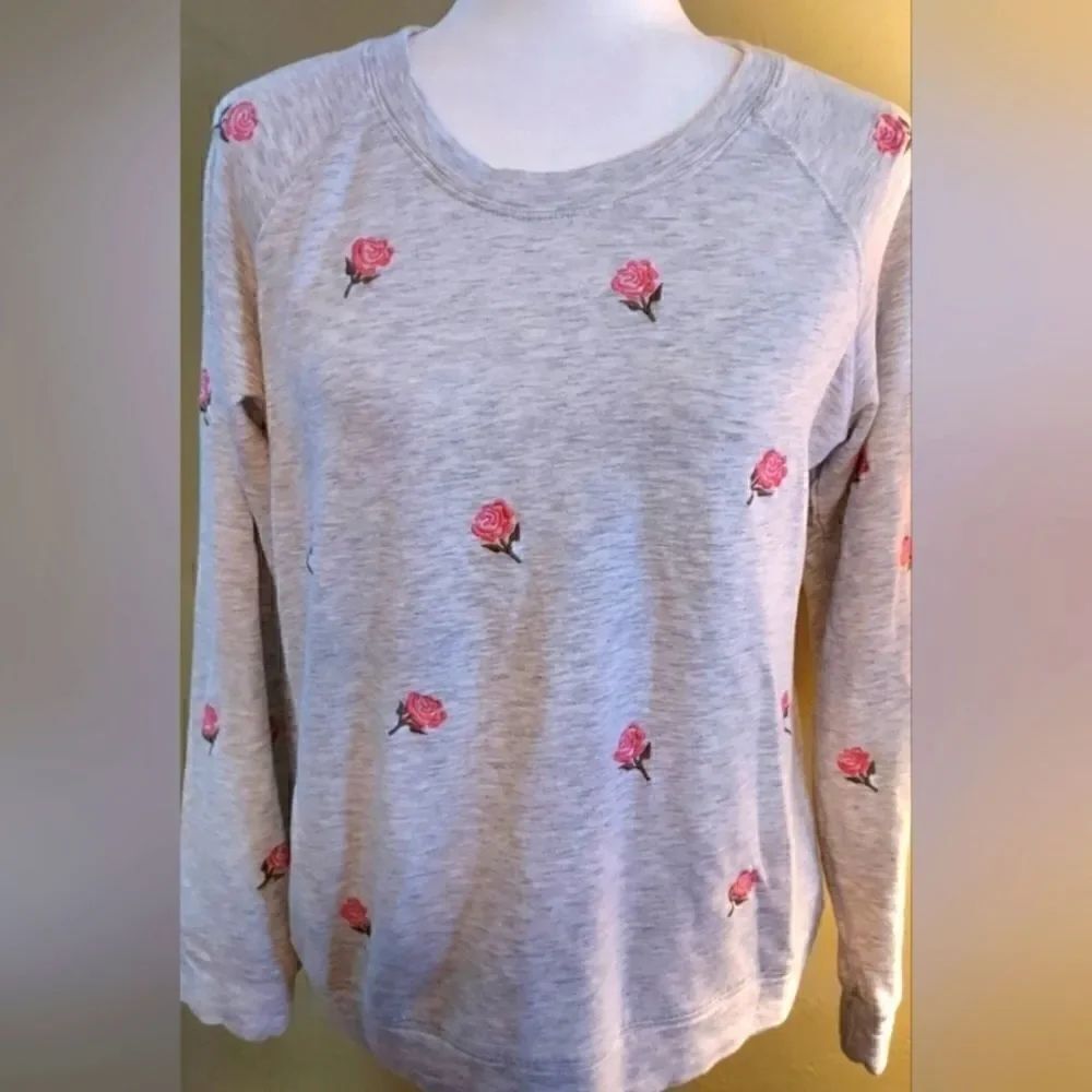Tahari floral lightweight sweatshirt, very soft and comfortable, all season